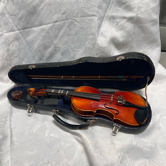 Elegant Violin with Case - Picture 1 of 16